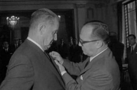 Entrega de medalha a Willem Punt