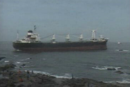 Cargueiro encalha no Porto