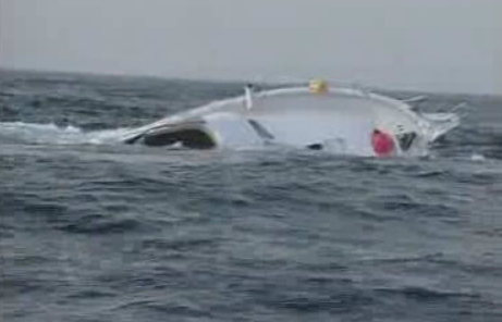 Barco em risco de afundamento