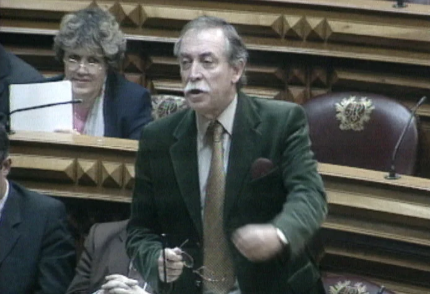 Greve em debate na AR