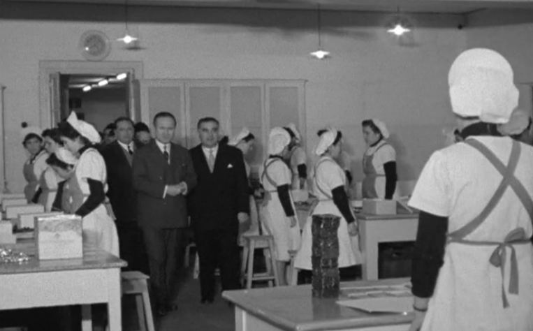 Veiga de Macedo visita fábrica de chocolates “Regina”