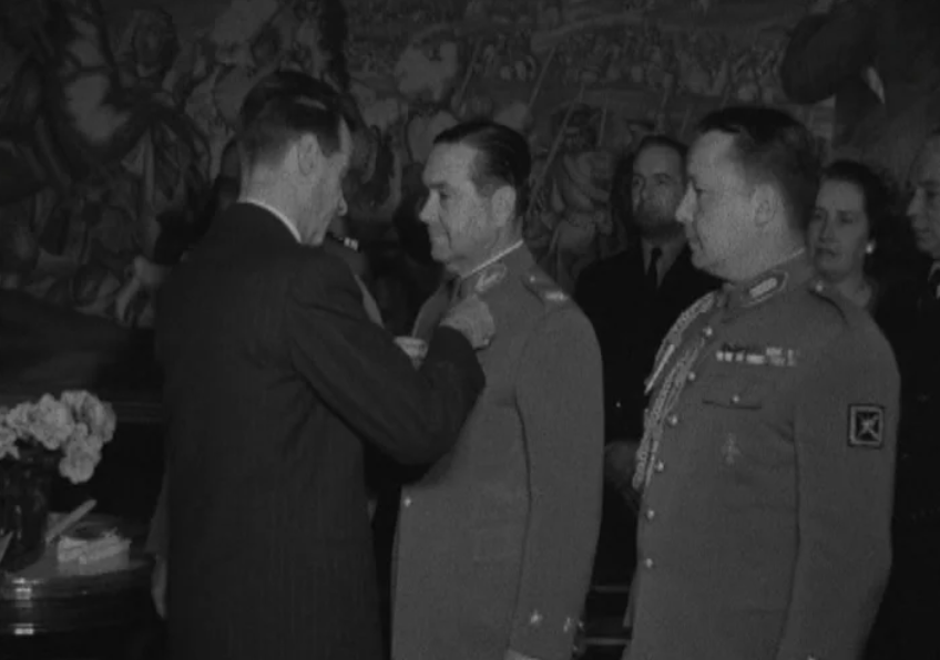 Condecorações na Embaixada de França