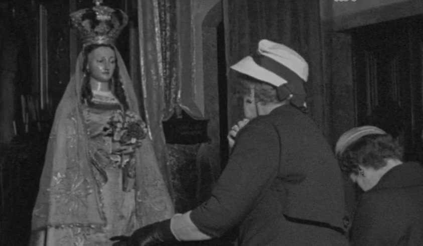 Gertrudes Tomás coloca vestes na N. Sra. da Saúde