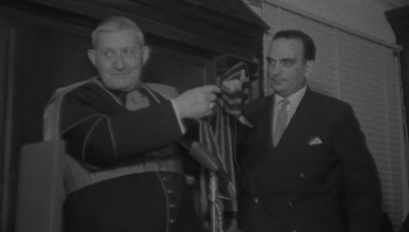 Cardeal Larraona condecora Adriano Moreira