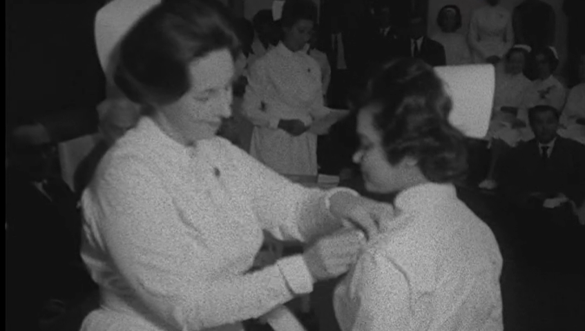 Entrega diplomas a enfermeiras