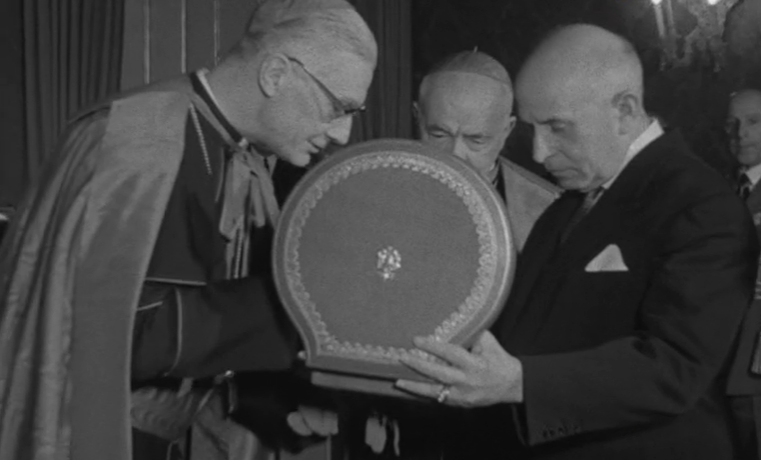 Américo Tomás condecorado por Maximiliano Furstenberg