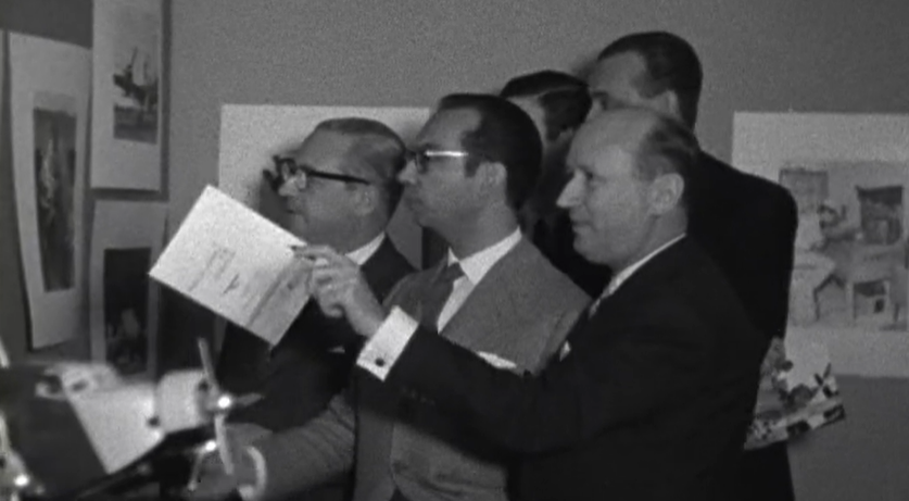 Membros do Governo visitam exposição no SNI