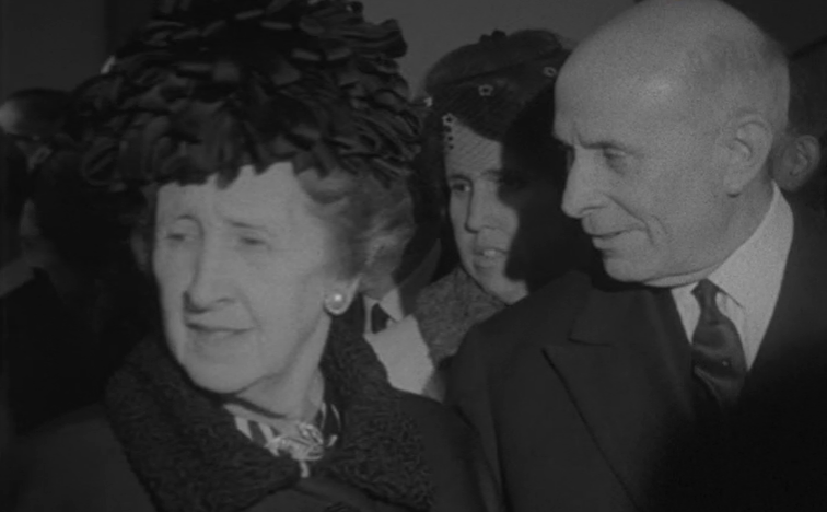 Américo Tomás visita feira de antiguidades na FIL