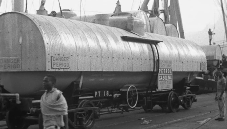 Vagões cisterna no porto da Beira