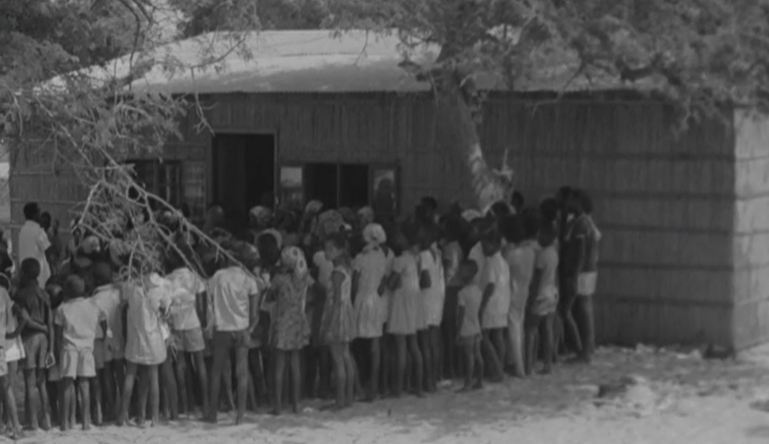 Visita de Maria Fernanda Pimentel Pereira dos Santos a aldeia de pescadores