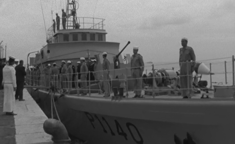 Américo Tomás visita o navio patrulha Cacine