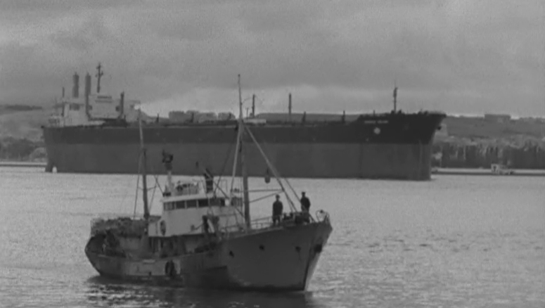 Petroleiro “Universe Ireland” entra no Rio Tejo