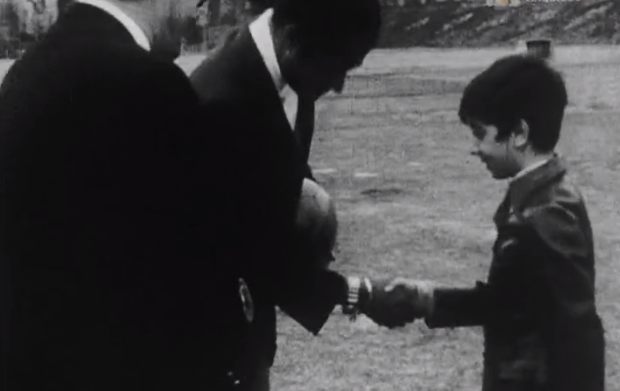 Eusébio oferece bola a Reza Khan Pahlavi na Pérsia