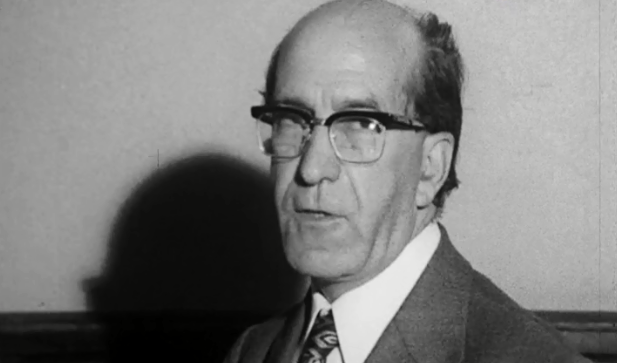 Anúncio do pedido de demissão de Adelino da Palma Carlos