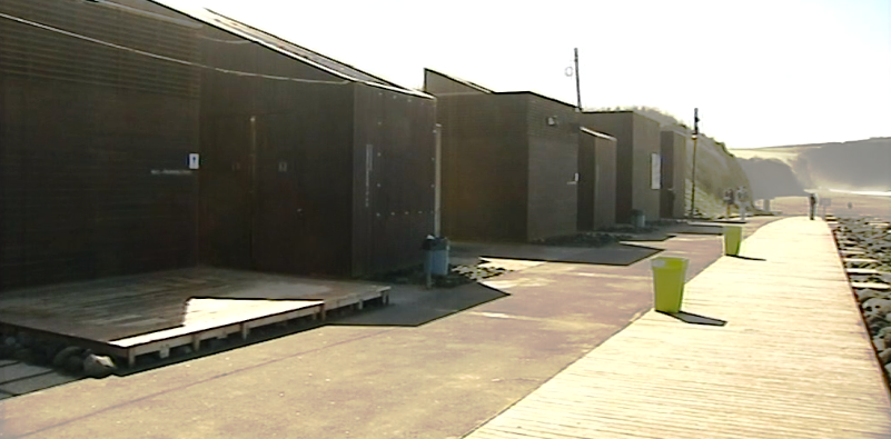 Balneários da praia de Santa Bárbara vandalizados