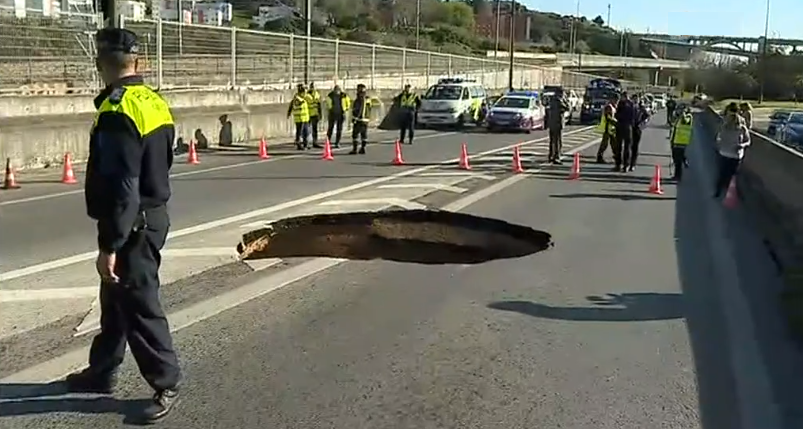 Abatimento do pavimento na Avenida de Ceuta