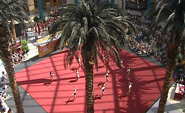 Exibição de ginastas no Centro Comercial Colombo