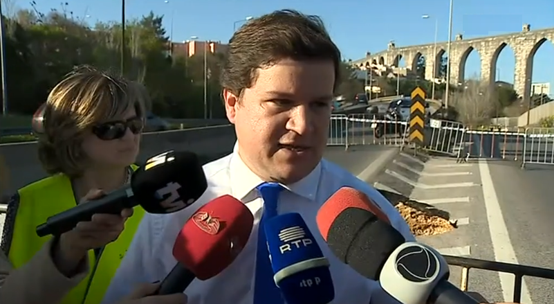 Abatimento de pavimento na Avenida de Ceuta