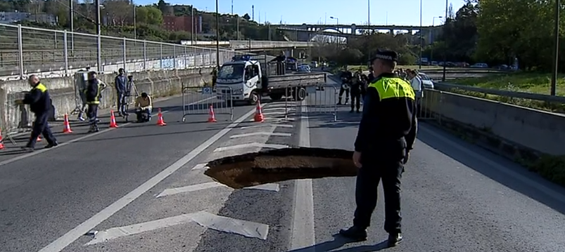 Abatimento de pavimento na Avenida de Ceuta