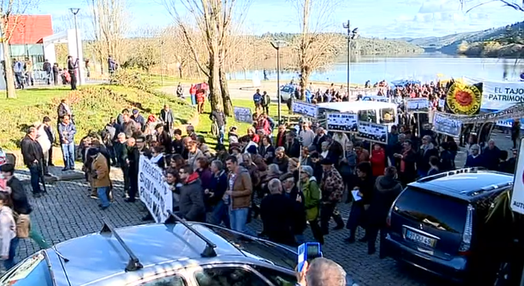 Manifestação contra a poluição no rio Tejo