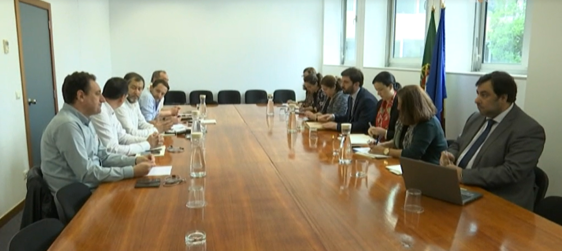 Professores ameaçam fazer greve