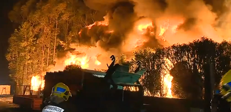 Incêndio em armazém em Santa Maria da Feira