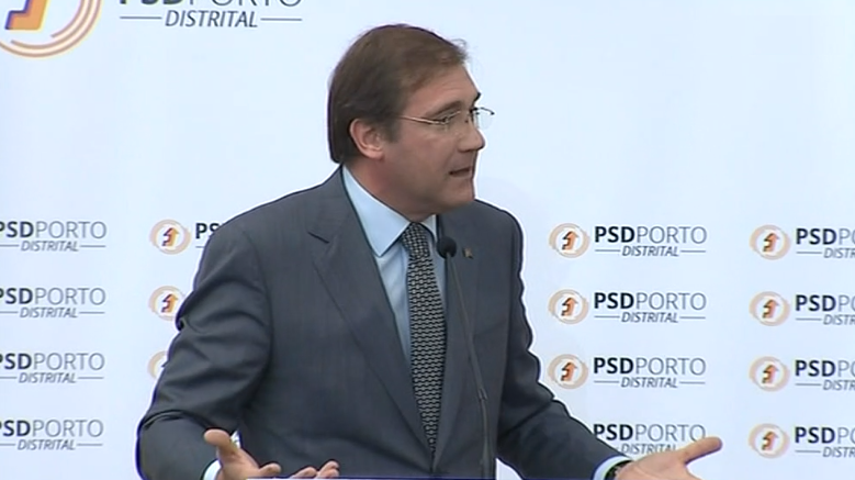 Passos Coelho critica partidos da maioria