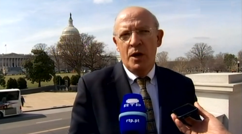 Santos Silva em conversações sobre a Base das Lajes