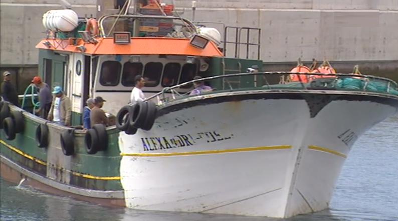 Morte de pescador num barco em alto-mar