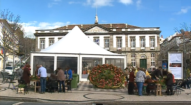 Flores na Praça Velha de Angra do Heroísmo
