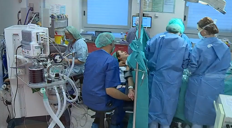 Permissão aos pais a assistirem a cesarianas