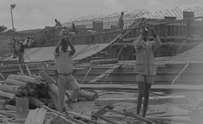 Obras de construção da Barragem de Massingir