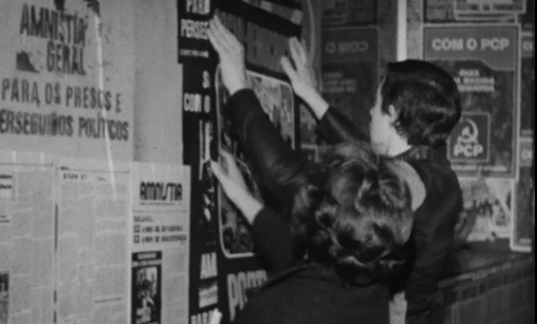 Colagem de cartazes eleitorais em Lisboa