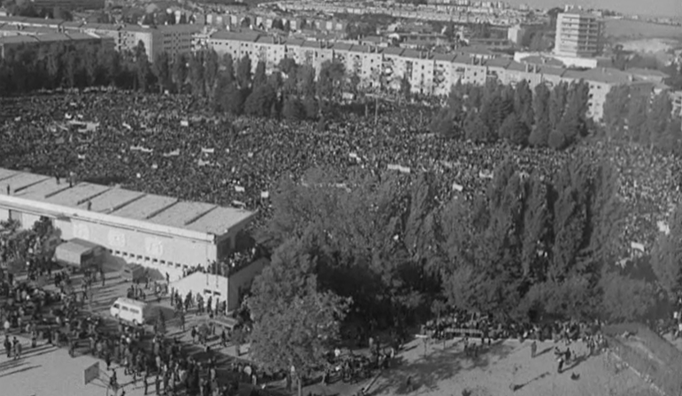 Manifestantes no Estádio 1º Maio em Lisboa