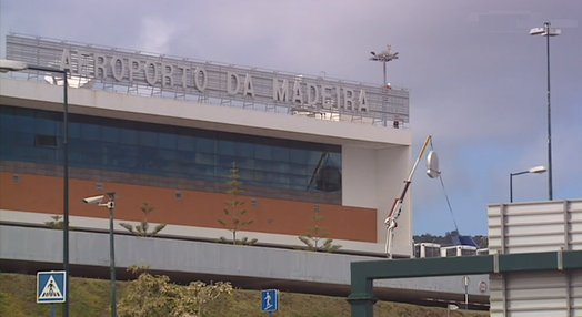 Imagem de Cristiano Ronaldo no aeroporto da Madeira