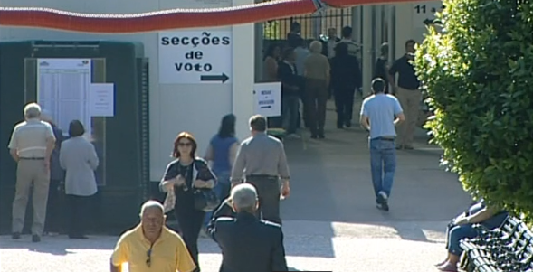 Mais eleitores que população