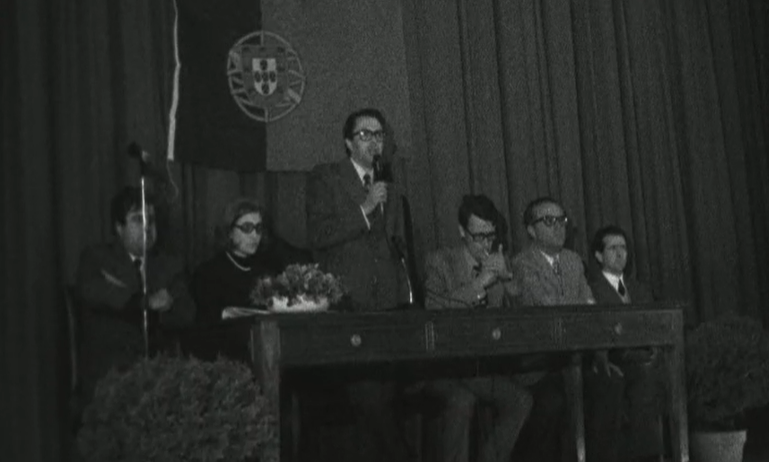 Reunião de populares em apoio às Forças Armadas em Canelas