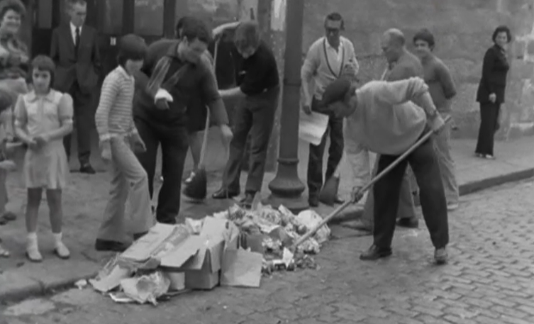 Populares limpam ruas do Porto