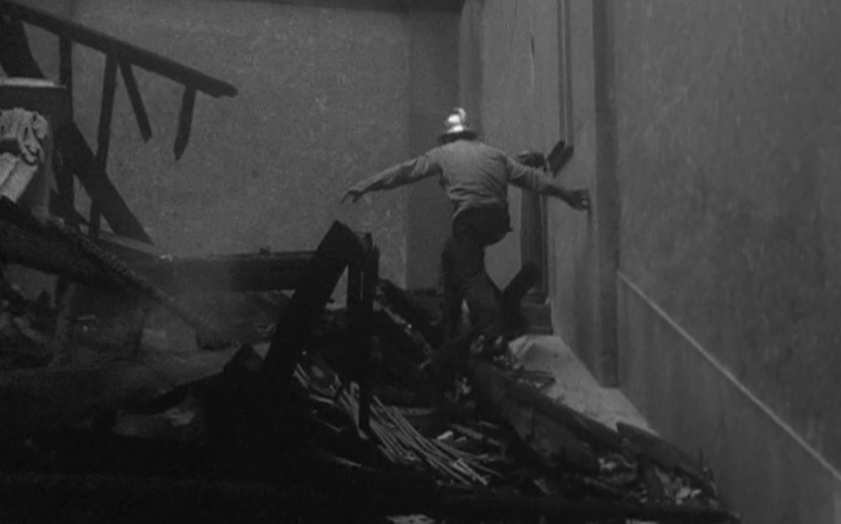 Rescaldo do incêndio no edifício da Universidade do Porto