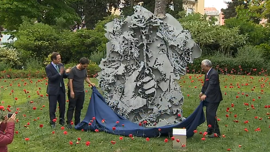 Escultura de Vhils nos Jardins de São Bento