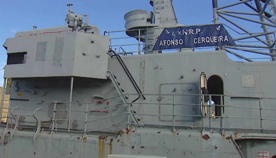 Corveta “NRP Afonso Cerqueira” para afundamento junto ao Cabo Girão