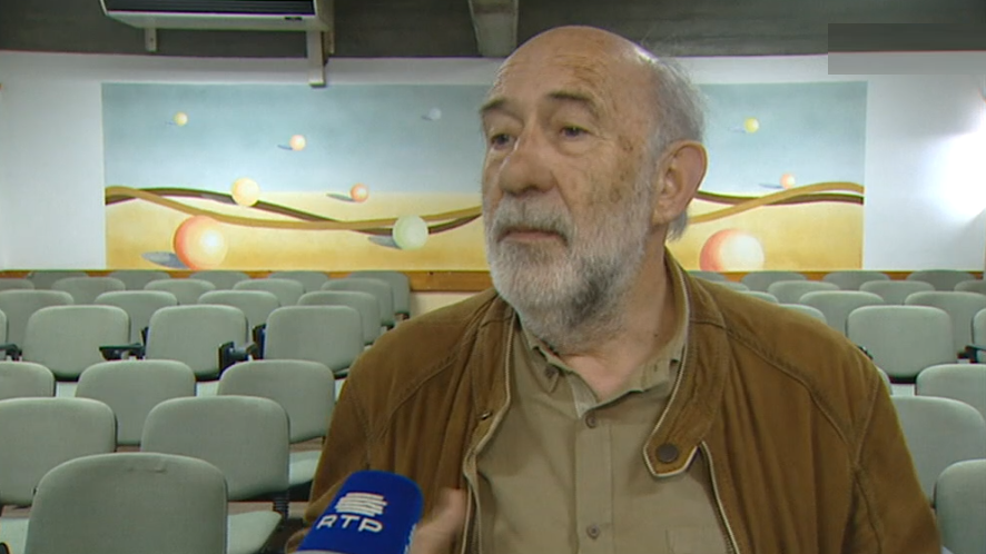 Adelino Gomes discursa em conferência sobre o 25 Abril