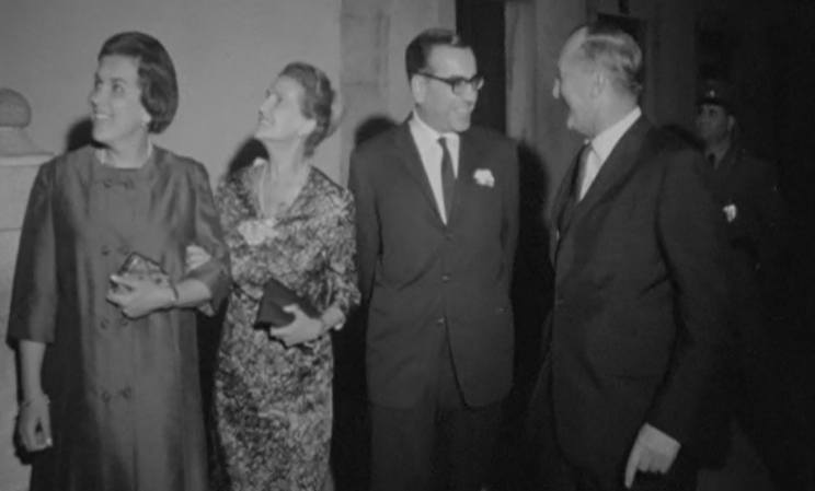 Frank Waring janta em restaurante de Alfama