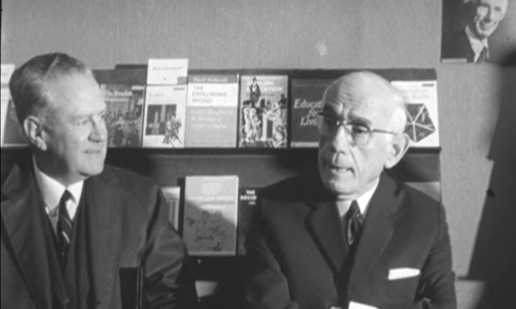 Exposição de livros na Galeria do Diário de Notícias