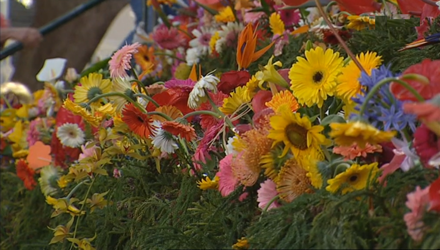 Colocação de flores e construção do ”Muro da Esperança”