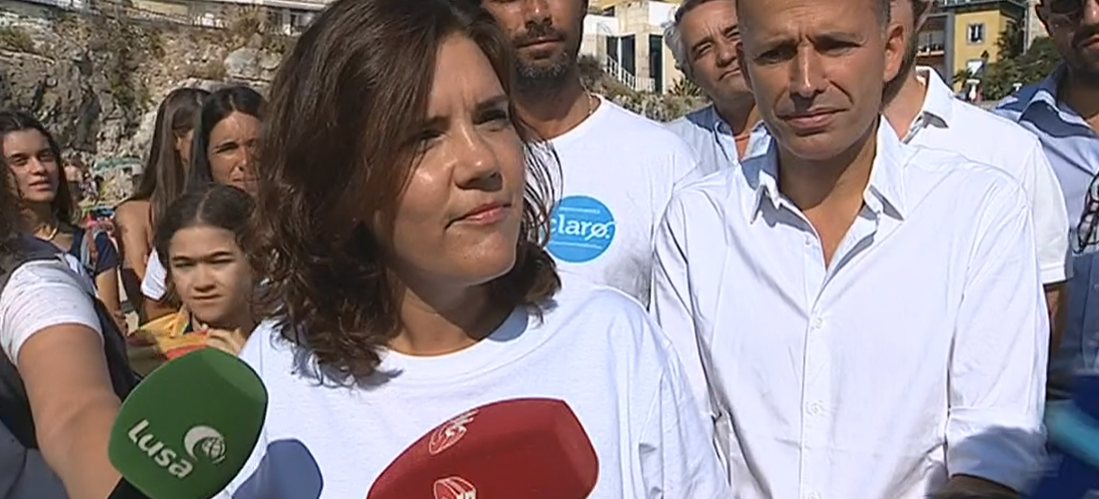 Assunção Cristas na operação de limpeza da praia de Cascais