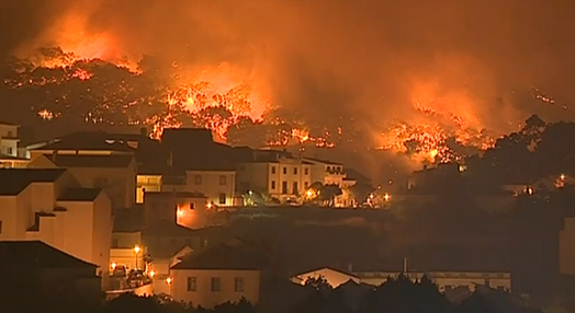 Incêndio cerca vila de Monchique