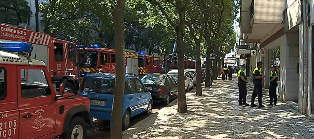 Incêndio num edifício em Campo de Ourique