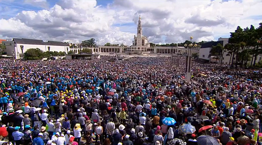 Fiéis em Fátima