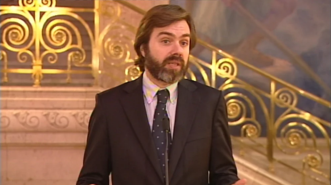 Reação de João Almeida ao défice excessivo